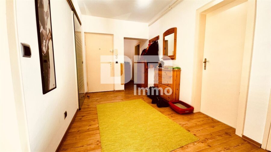 Helle Vierzimmerwohnung (Hochparterre) mit Balkon in Traumlage - Flur / Diele